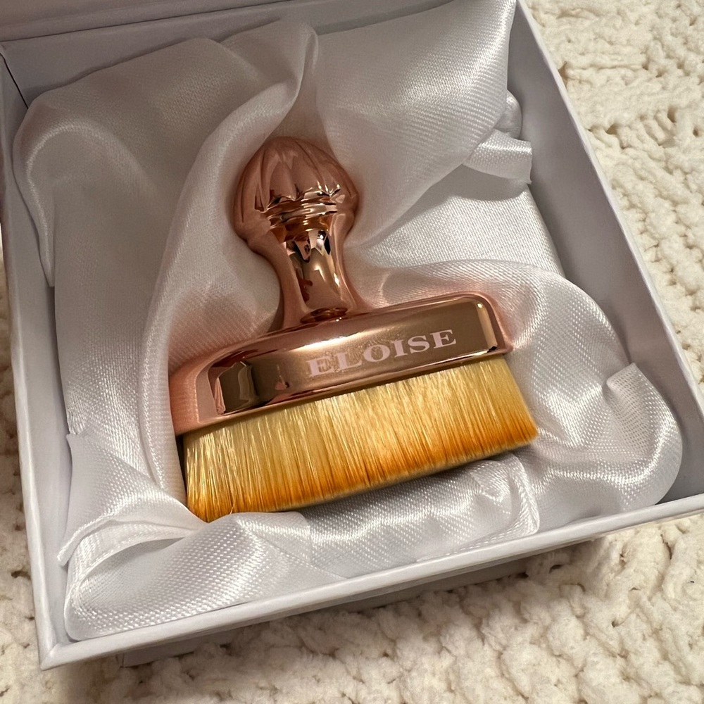 NEW Eloise tear drop make up brush.